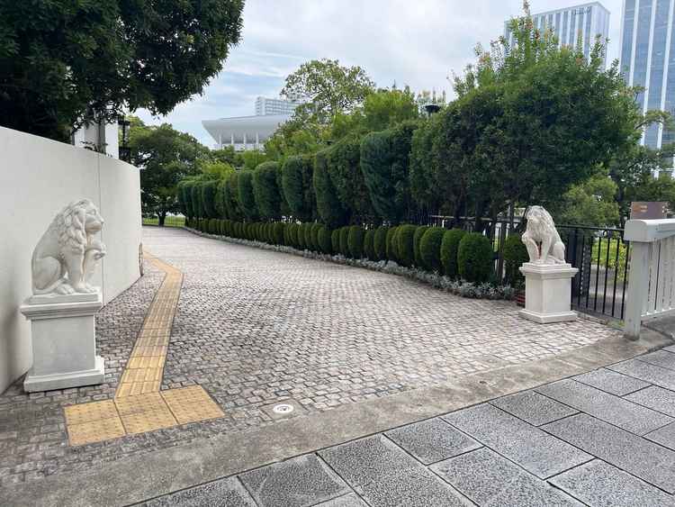 門までのアプローチ