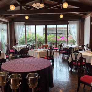 2階の披露宴会場。大きな窓に囲まれていますが、２階なので人通りを気にすることなく過ごせそうでした。