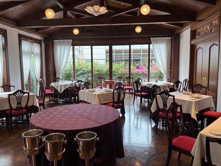 2階の披露宴会場。大きな窓に囲まれていますが、２階なので人通りを気にすることなく過ごせそうでした。