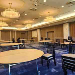 少し広めの会場で2階から見渡す庭園が美しい。窓も大きいので明るく解放感がある。ゴージャスな印象