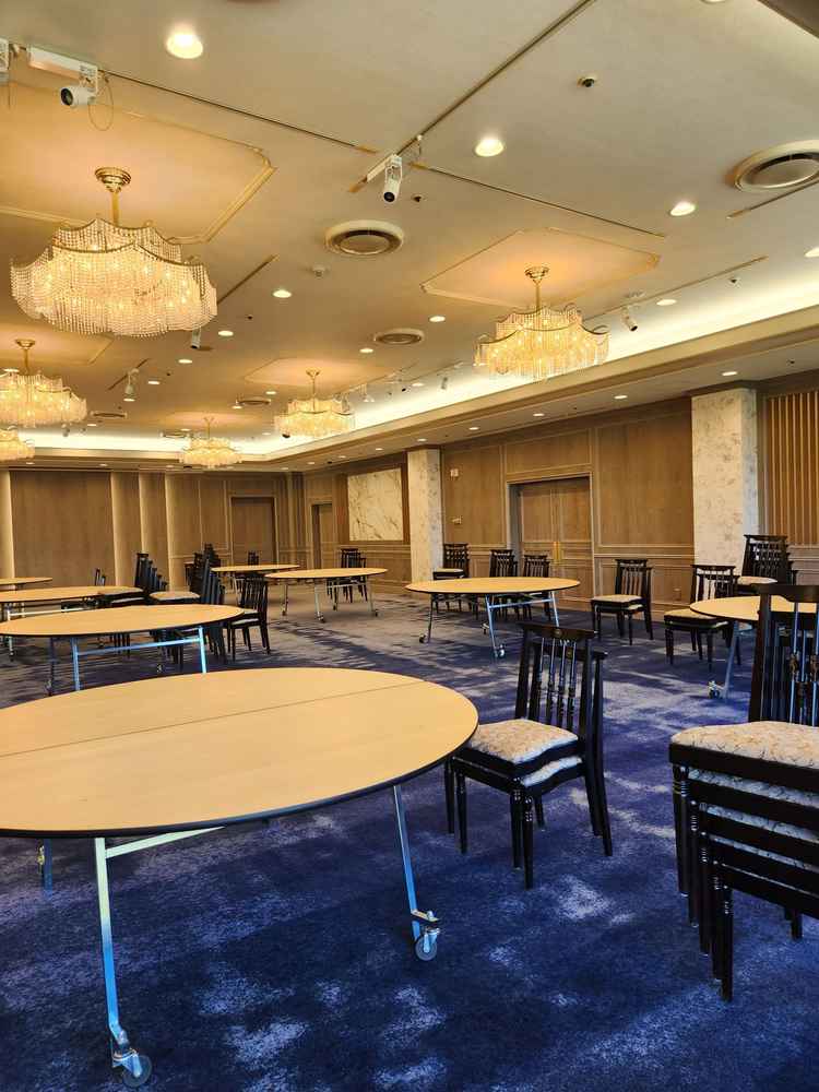 少し広めの会場で2階から見渡す庭園が美しい。窓も大きいので明るく解放感がある。ゴージャスな印象