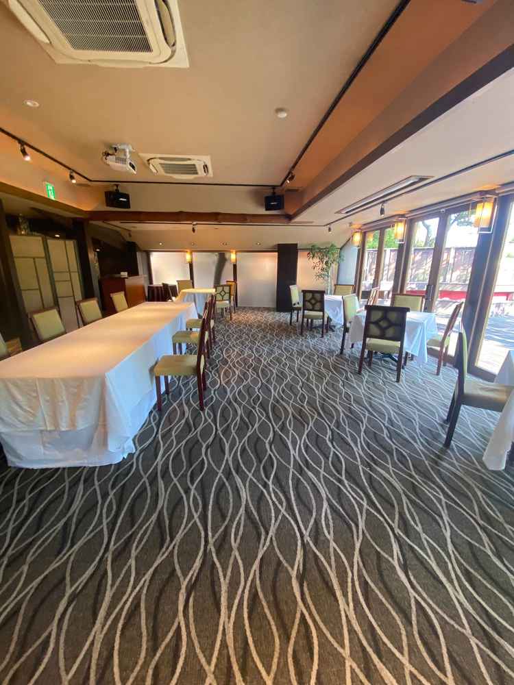 少人数用の披露宴会場。テラス付き