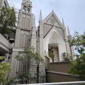 挙式の後のフラワーシャワーの場所でしたがお城のような外観が素敵でした。こちらも雨が心配でした。