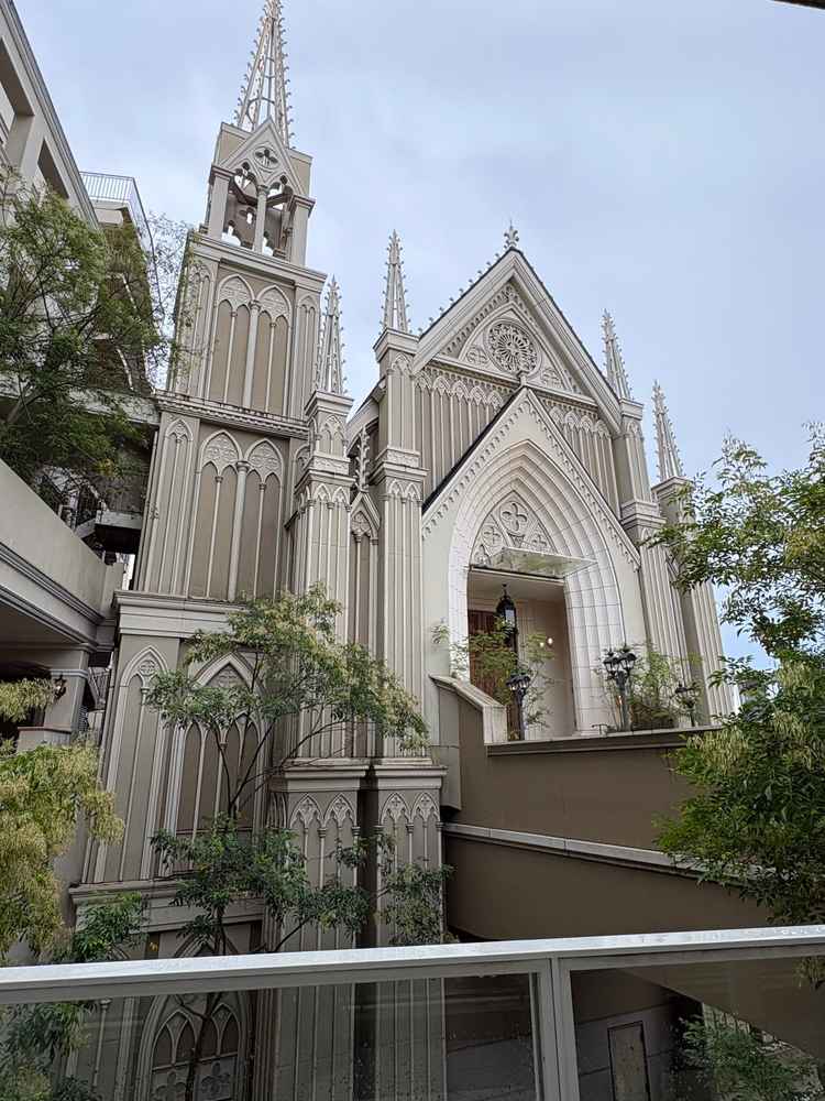 挙式の後のフラワーシャワーの場所でしたがお城のような外観が素敵でした。こちらも雨が心配でした。