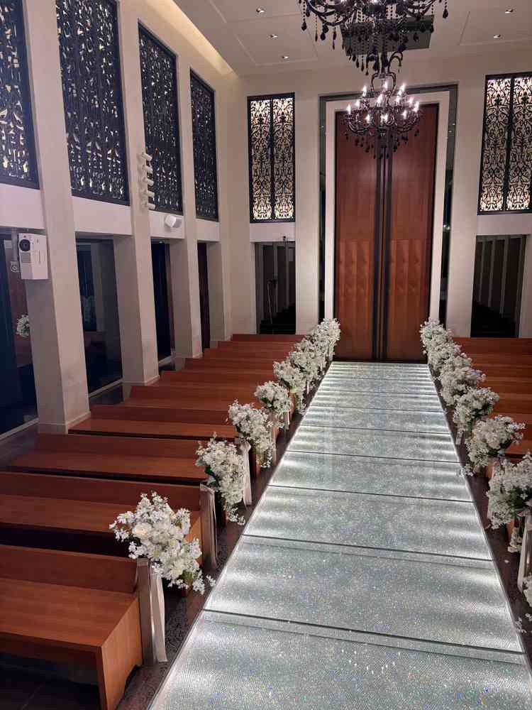 チャペルです。バージンロードがキラキラしていて素敵でした。