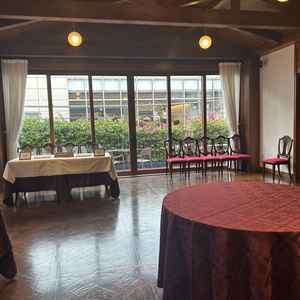 披露宴前に過ごすスペースとして使ったり、披露宴中も移動して自由に使っていいとのことです。