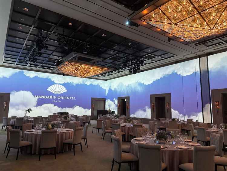 披露宴会場では270°プロジェクションマッピングを使用することができ、他の式場にはなく魅力的でした。