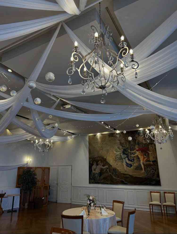 披露宴会場やウェルカムパーティーの会場として利用できるそう。広々していて開放感があり良かった。