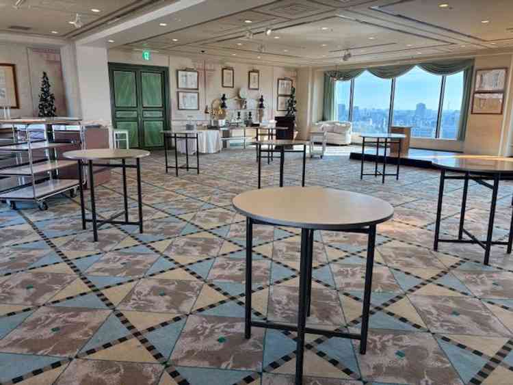披露宴会場（パラッツオ）の写真。今回は別の会場準備のために机等がこのようになっています。
