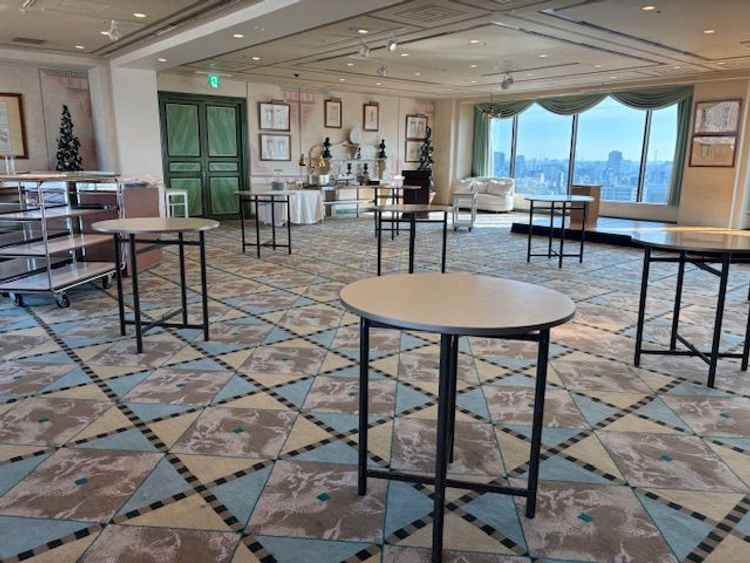 披露宴会場（パラッツオ）の写真。今回は別の会場準備のために机等がこのようになっています。