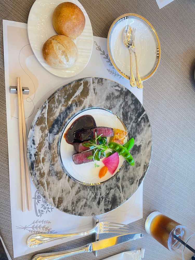 メインの肉料理