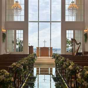 チャペルは天井が高く、外の景色がバージンロードに反射して綺麗でした。