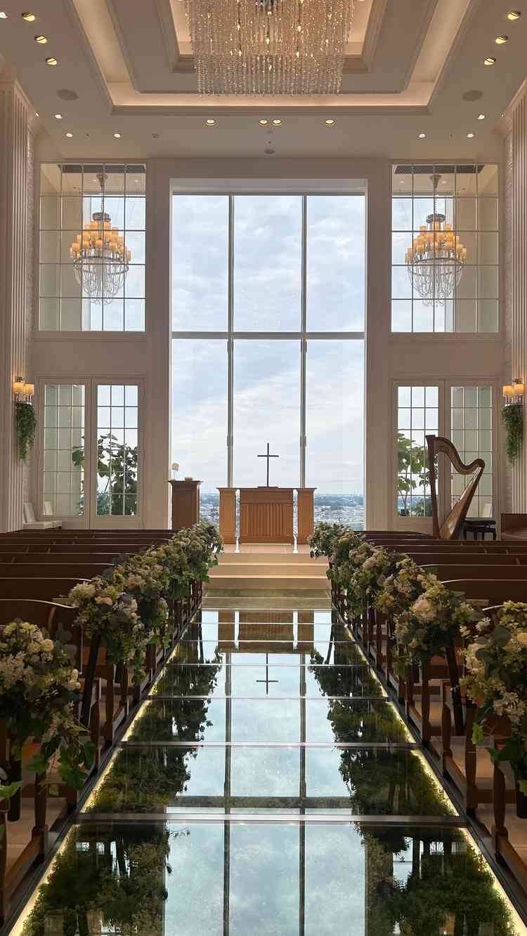 チャペルは天井が高く、外の景色がバージンロードに反射して綺麗でした。