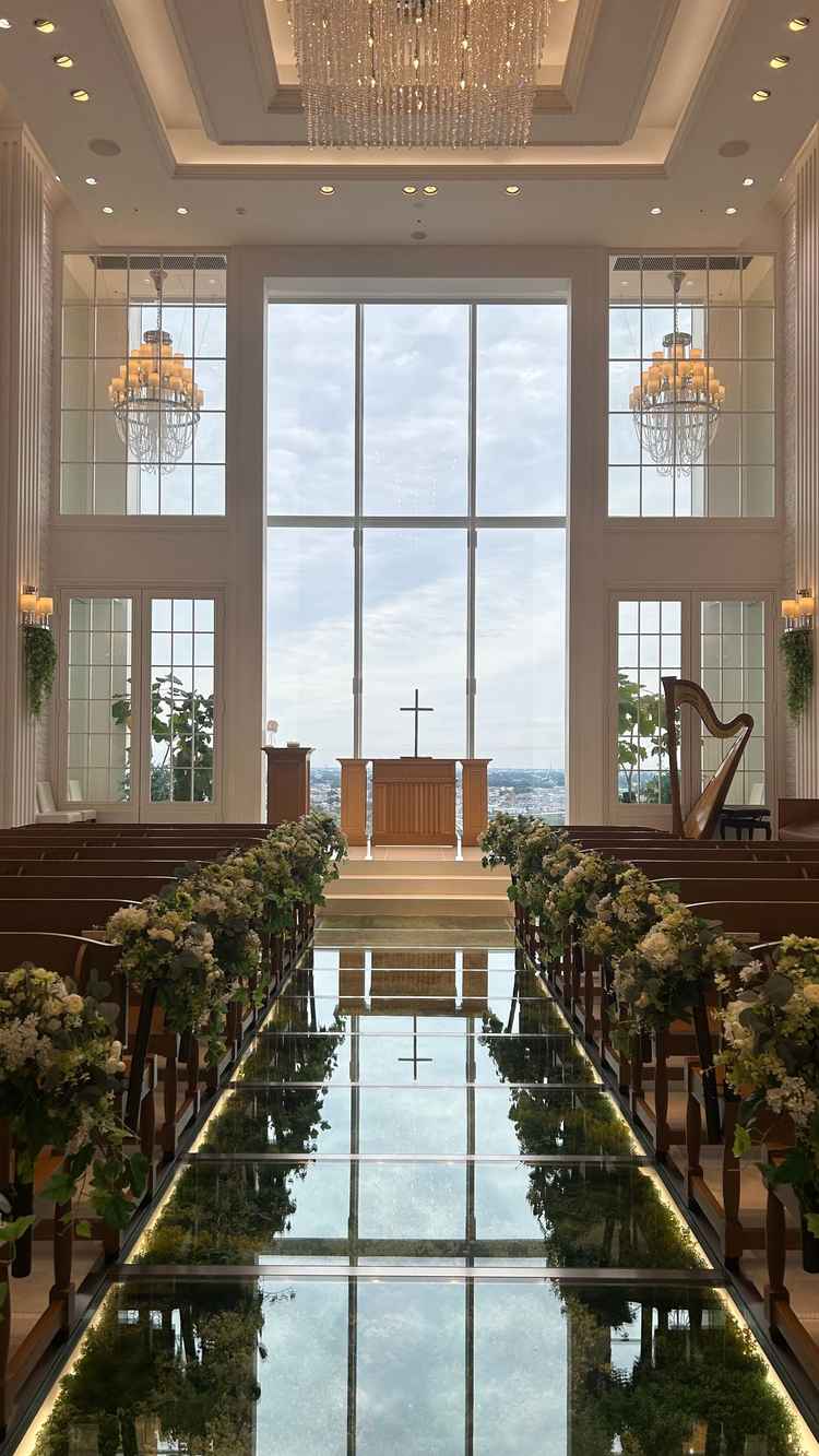 チャペルは天井が高く、外の景色がバージンロードに反射して綺麗でした。