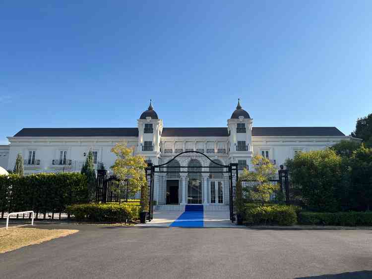 自然に囲まれたエントランス