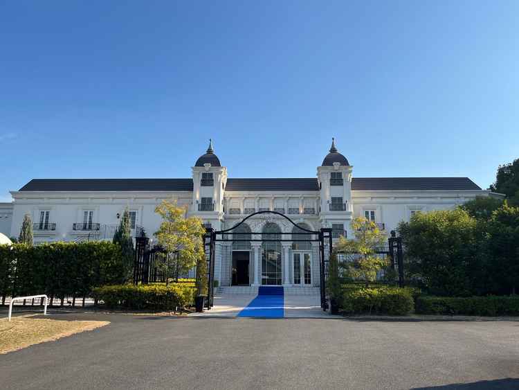 自然に囲まれたエントランス