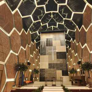 2つあるチャペルのうちの1つです。レンガ作りがとてもかっこいいチャペルでした。奥は滝になっています。