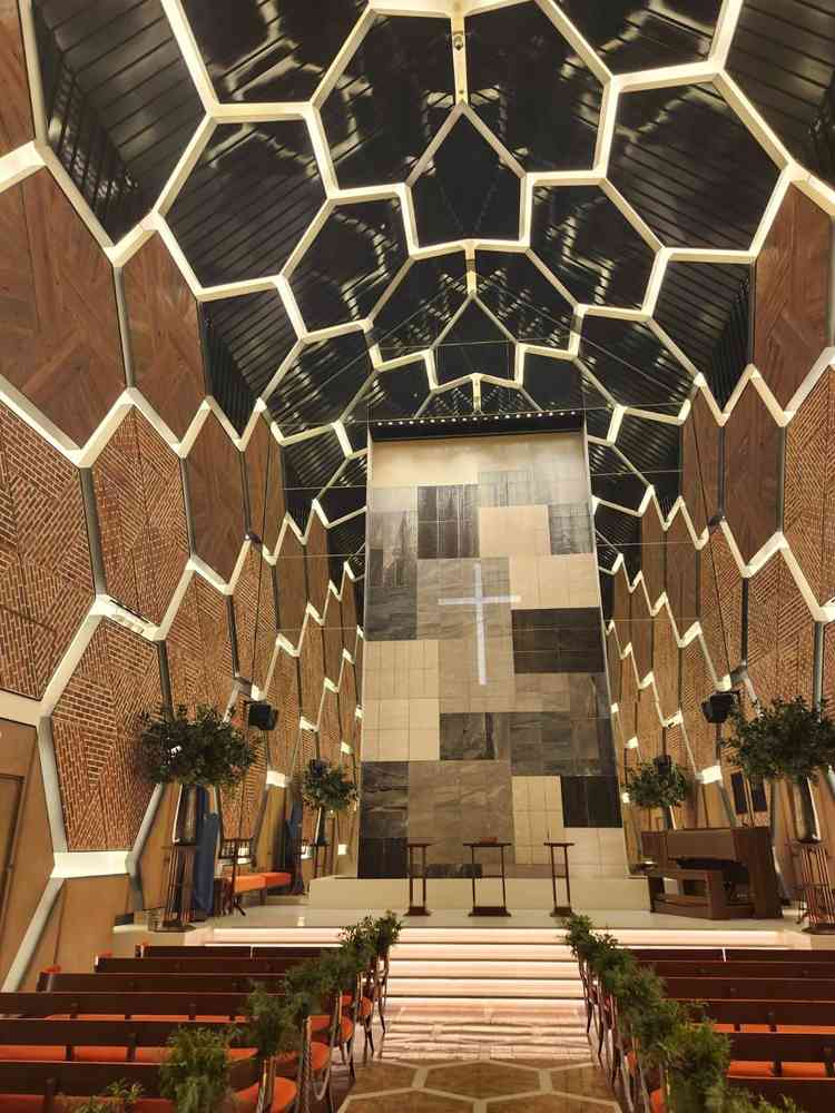 2つあるチャペルのうちの1つです。レンガ作りがとてもかっこいいチャペルでした。奥は滝になっています。