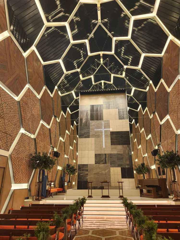 2つあるチャペルのうちの1つです。レンガ作りがとてもかっこいいチャペルでした。奥は滝になっています。