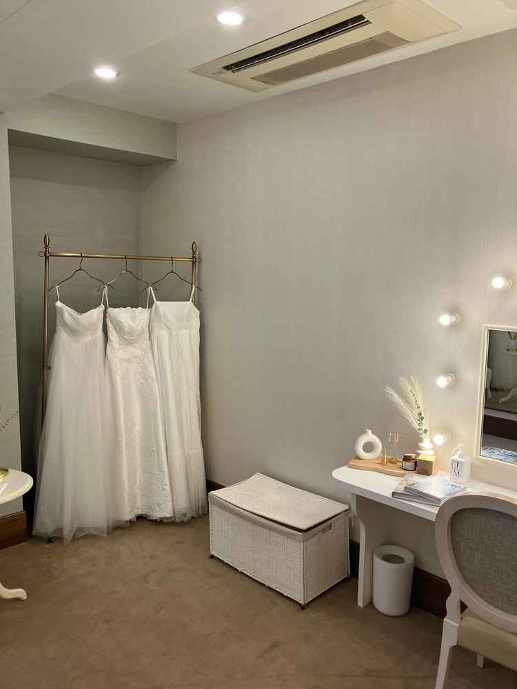 白を基調とした清潔感あふれるブライズルームでした。