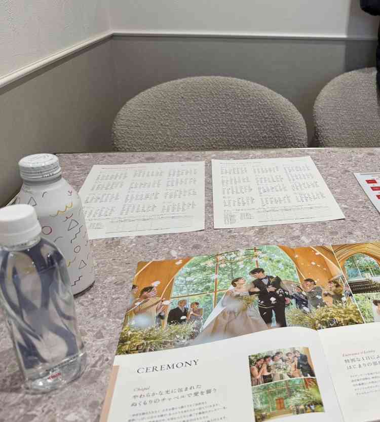 フリードリンクで、おしゃれなドリンクやアルコールを飲みながらプランナーさんと打ち合わせを行いました。