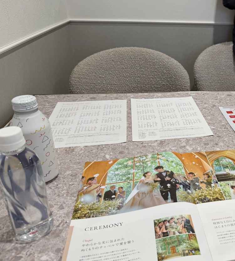 フリードリンクで、おしゃれなドリンクやアルコールを飲みながらプランナーさんと打ち合わせを行いました。