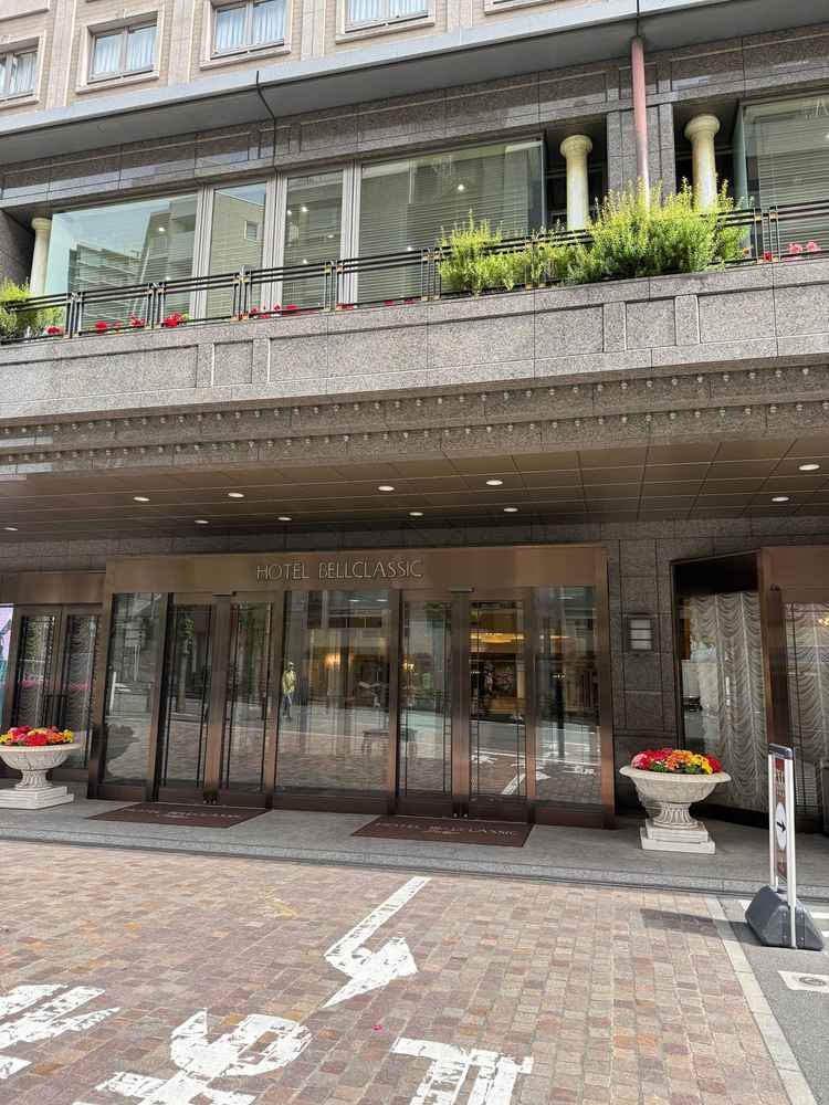 打ち合わせの際に案内された入口。入り口は2つあり、駅から出て手前の入り口は泊まる人向けの入り口。