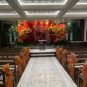 自然を取り入れたチャペル。見学時は紅葉になってました。