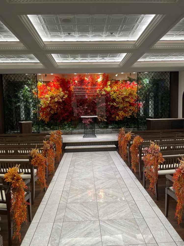 自然を取り入れたチャペル。見学時は紅葉になってました。