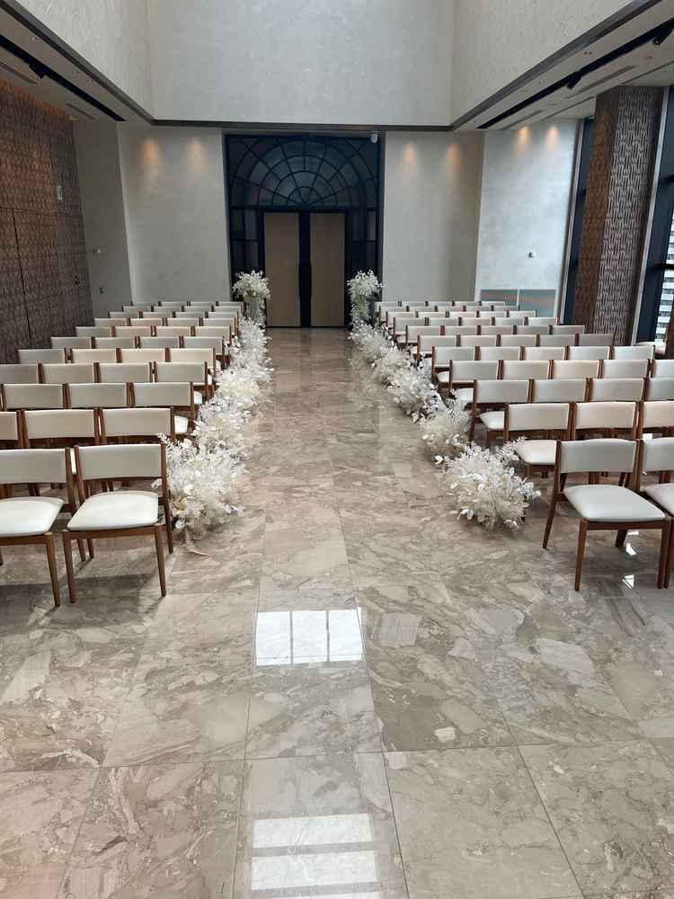 真っ白ではないので、ドレスが映えそう