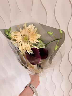 チャペル見学前に式場から小さな花束をいただきました。