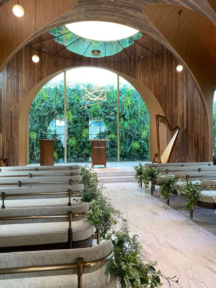 落ち着いた色味の木目調が素敵な挙式会場。最後列からも、新郎新婦の様子がよく見えるつくりでした。