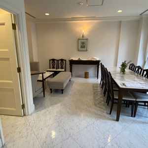 ゲストの待合室は部屋を2つに仕切ることができ、新郎新婦の親族が別の部屋で待機することが可能。