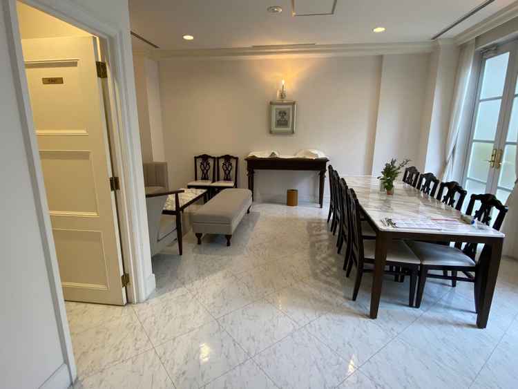 ゲストの待合室は部屋を2つに仕切ることができ、新郎新婦の親族が別の部屋で待機することが可能。