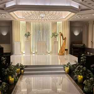 挙式会場です。シャンデリアが素敵でした。