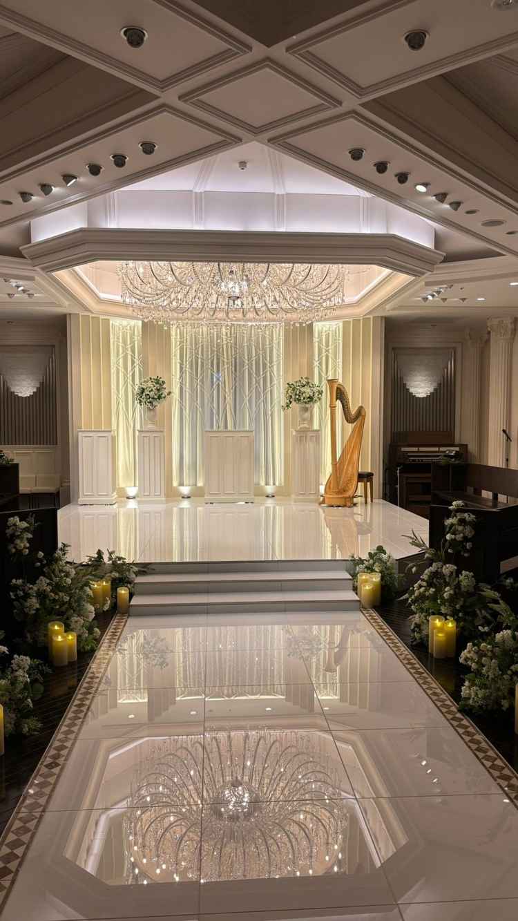 挙式会場です。シャンデリアが素敵でした。