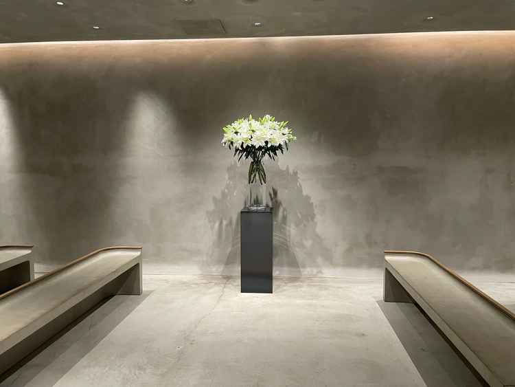 挙式会場。ゲストが向かい合うスタイルが珍しいと思いました。この時期のお花は百合。