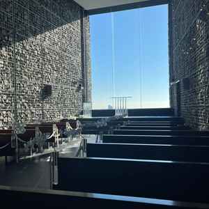 チャペルは思ってたよりずっと雰囲気が良かったです。周りが石造りで、木漏れ日が差し込む演出が印象的。