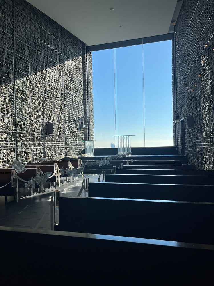 チャペルは思ってたよりずっと雰囲気が良かったです。周りが石造りで、木漏れ日が差し込む演出が印象的。