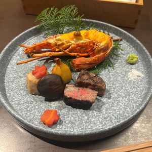 牛肉も美味しかったが伊勢海老の身がしっとりしていて味付けが優勝でした。これだけ食べに行きたいくらい。