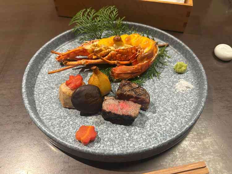 牛肉も美味しかったが伊勢海老の身がしっとりしていて味付けが優勝でした。これだけ食べに行きたいくらい。