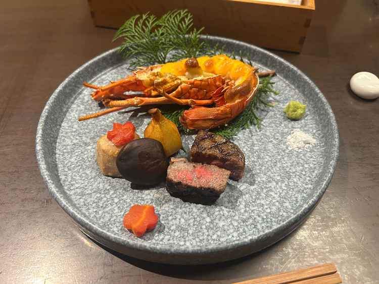 牛肉も美味しかったが伊勢海老の身がしっとりしていて味付けが優勝でした。これだけ食べに行きたいくらい。