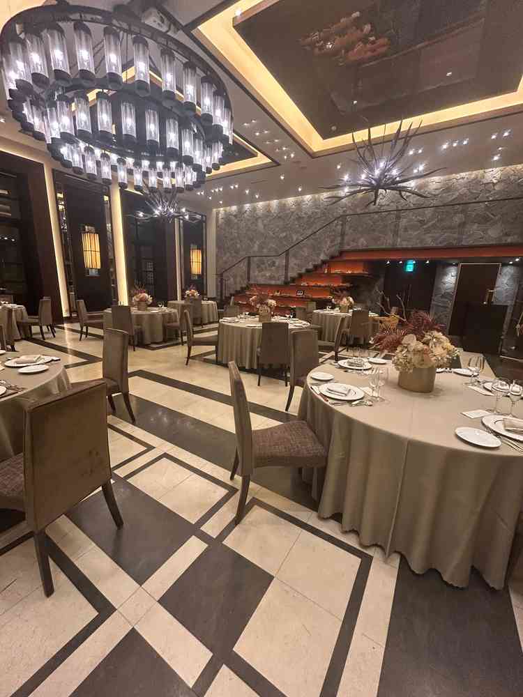 ストーンズの披露宴会場で上のシャンデリアがめちゃくちゃ綺麗でした。入場に使われる階段がおしゃれでした