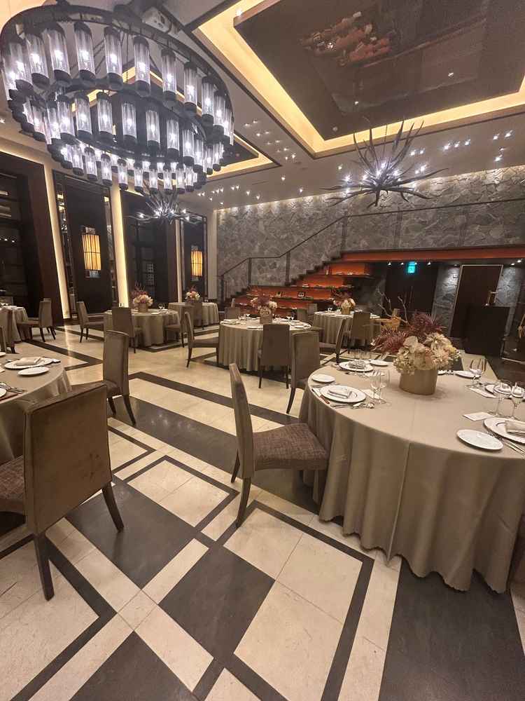 ストーンズの披露宴会場で上のシャンデリアがめちゃくちゃ綺麗でした。入場に使われる階段がおしゃれでした