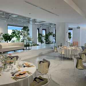 4Fの披露宴会場。白色で自由に雰囲気を変えられるのが良かったです。