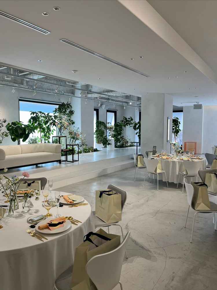 4Fの披露宴会場。白色で自由に雰囲気を変えられるのが良かったです。