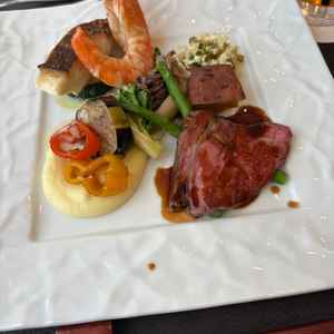 試食のプレートお肉と魚介どちらも楽しむことができた