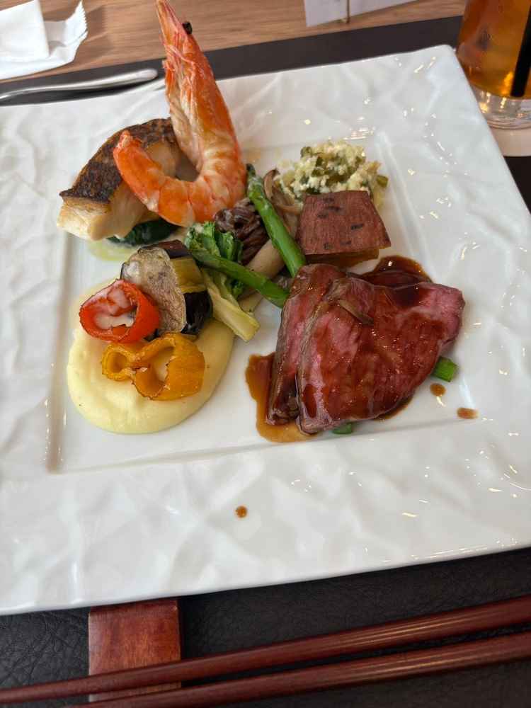 試食のプレートお肉と魚介どちらも楽しむことができた