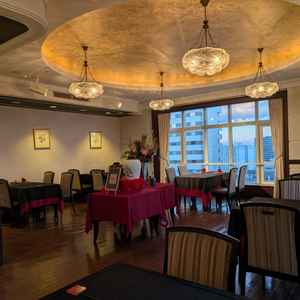 ホテル最上階にある披露宴（レストラン）会場です。少人数向けのコンパクトな仕様です。