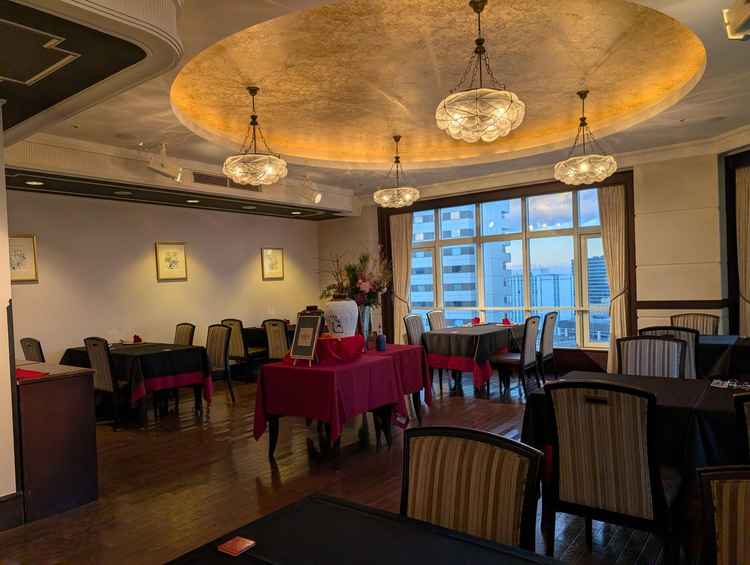 ホテル最上階にある披露宴（レストラン）会場です。少人数向けのコンパクトな仕様です。